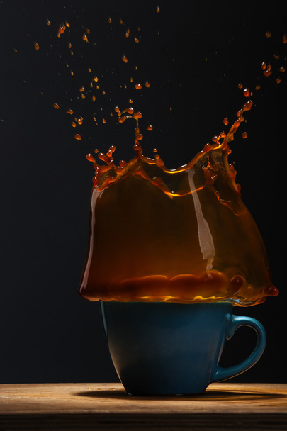 Káva šplouchnutí na černém pozadí - Fotografie, Obrázek