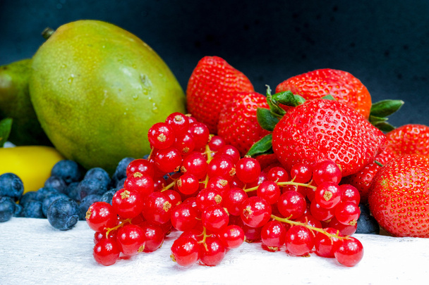 Bayas rojas y azules orgánicas frescas y frutas verdes
 - Foto, imagen
