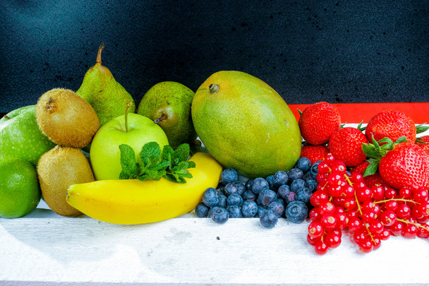 Bayas rojas y azules orgánicas frescas y frutas verdes
 - Foto, Imagen