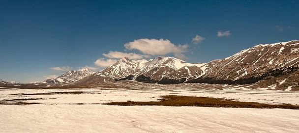 Panorama des montagnes enneigées, hiver
. - Photo, image