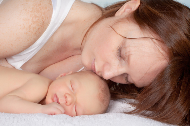 schlafendes Baby und Mutter - Foto, Bild