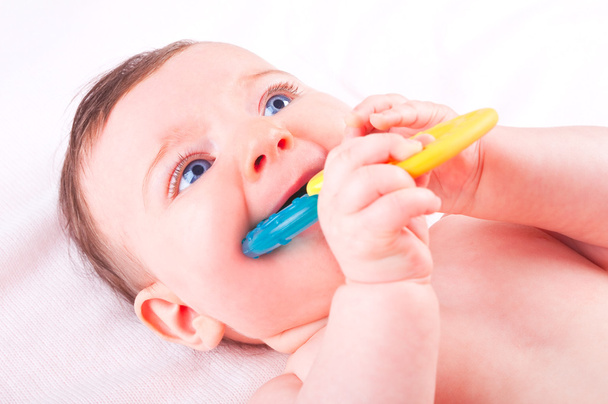 Bebê menina com chocalho brinquedo teether
. - Foto, Imagem