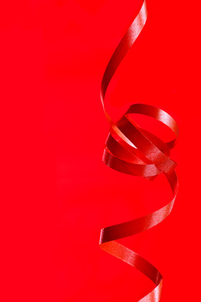 Serpentín de papel rizado rojo
 - Foto, Imagen