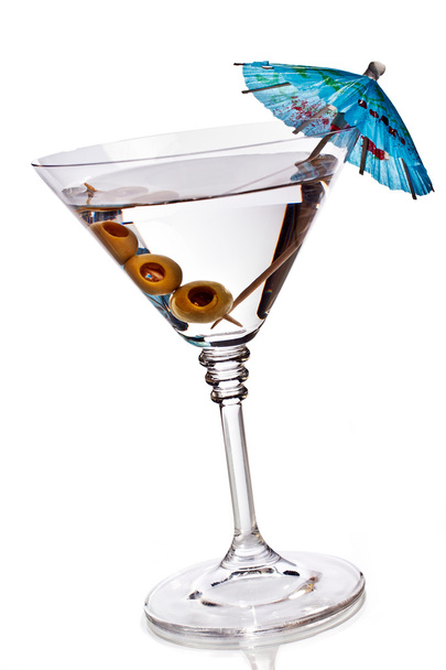 Martini glass with olives and umbrella - Foto, afbeelding