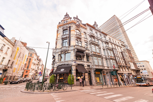 Bruxelles - 1 maja 2015: Turystów i mieszkańców miasta ulicami. - Zdjęcie, obraz