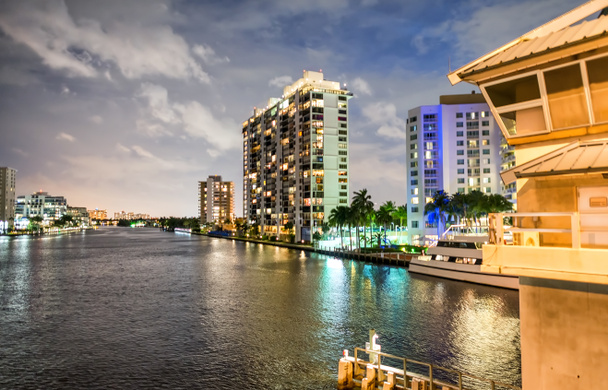 Fort Lauderdale de noche por los canales
 - Foto, Imagen