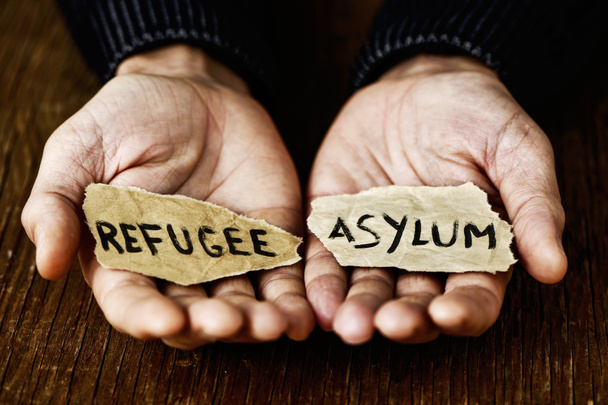 kawałki papieru z słowa uchodźców i azyl - Zdjęcie, obraz