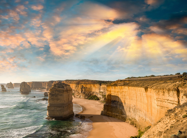 Потрясающий вид на закат Двенадцати апостолов, Австралия
 - Фото, изображение