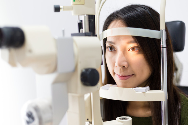 mujer durante un examen ocular en la clínica
 - Foto, imagen