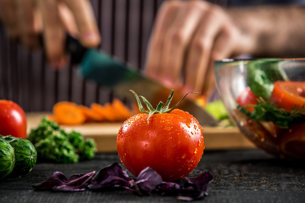 Mężczyzna ręce krojenia warzyw na sałatkę - Zdjęcie, obraz
