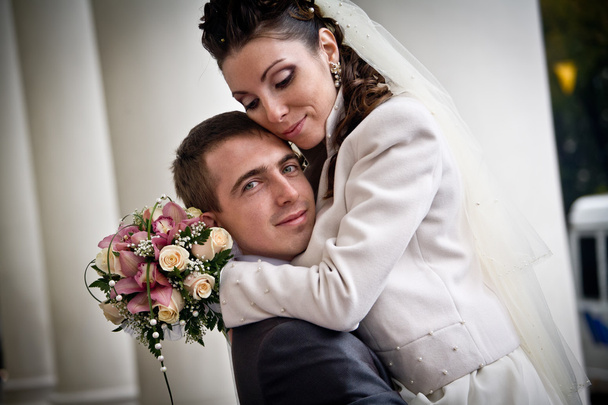 Noiva e noivo abraçando
 - Foto, Imagem