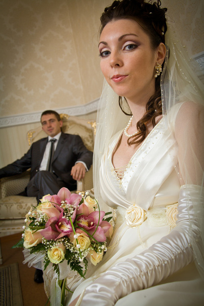 όμορφη νύφη και γαμπρός στην εσωτερική ρύθμιση - Φωτογραφία, εικόνα