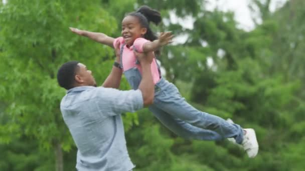  père et fille s'amusent dans le parc - Séquence, vidéo
