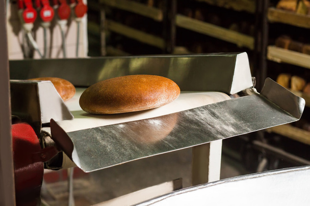 Produção automatizada de pão preto
. - Foto, Imagem