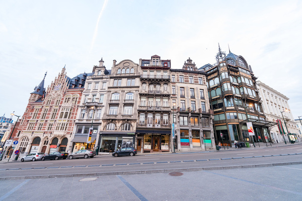 BRUXELLES - 1 de mayo de 2015: Turistas y lugareños por las calles de la ciudad
. - Foto, Imagen