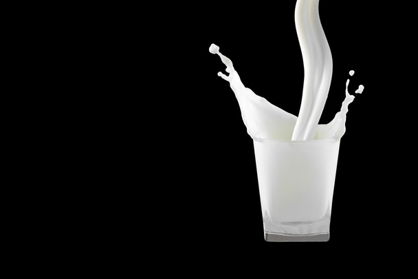 Valkoinen maito lasissa
 - Valokuva, kuva