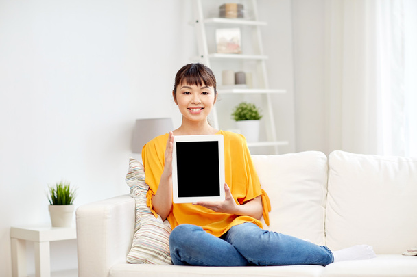 happy young asian woman with tablet pc at home - Foto, Bild