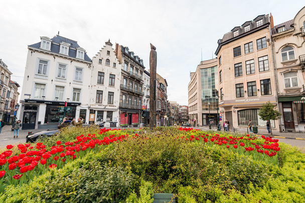ブリュッセル - 2015 年 5 月 1 日: 観光客や街の通りに沿って地元の人々. - 写真・画像