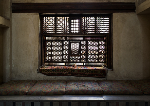 Invecchiato finestra di legno interfogliato (Mashrabiya) e un divano da incasso
 - Foto, immagini