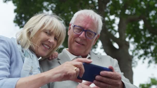 couple looking at mobile phone - Video, Çekim