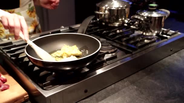 Στιφάδο προετοιμασία κρέας με πατάτες και καρότα, κομμένα και flouring - Πλάνα, βίντεο