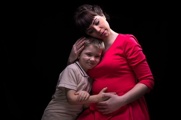 Gentle pregnant mother and her smiling child - Fotografie, Obrázek