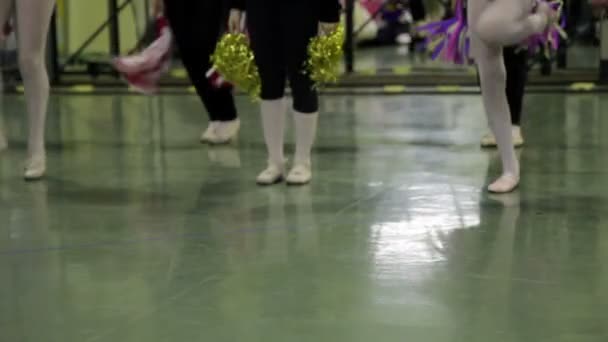 tanssikoulu, tytöt, jotka yrittävät koreografia baletti
 - Materiaali, video