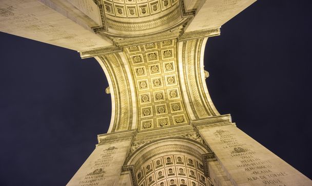 Arco do Triunfo vista inferior à noite
 - Foto, Imagem