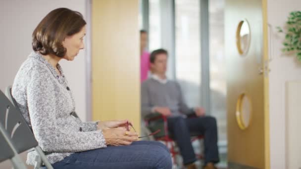 Femme inquiète dans la salle d'attente de l'hôpital
 - Séquence, vidéo