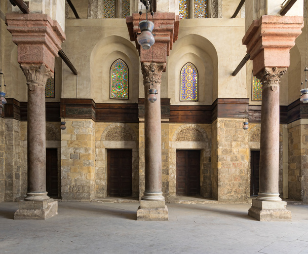 Interieur der historischen Moschee mit Holztüren und Glasmalerei - Foto, Bild