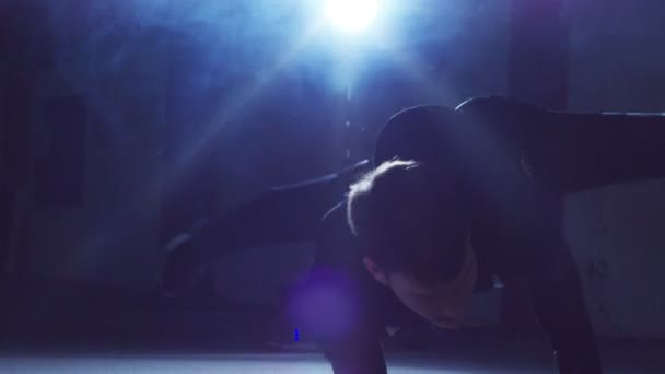  gymnastka praktikující podlahové práce - Záběry, video