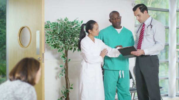 trabajadores médicos discutiendo las notas de un paciente
 - Metraje, vídeo