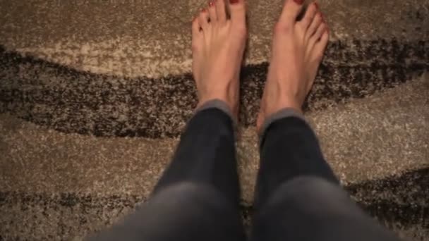 Közeli kép: festett körmök és a lábujjak, a vörös körömlakkot - Felvétel, videó
