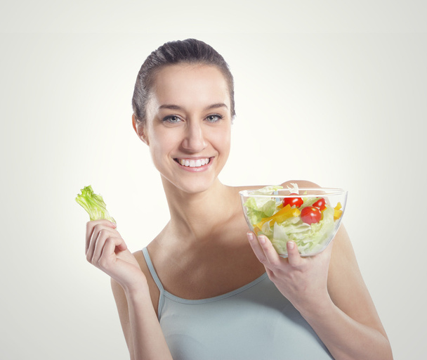 девушка держит тарелку с салатом
 - Фото, изображение