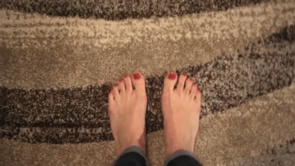 Nahaufnahme lackierte Nägel und Zehen mit rotem Nagellack - Filmmaterial, Video