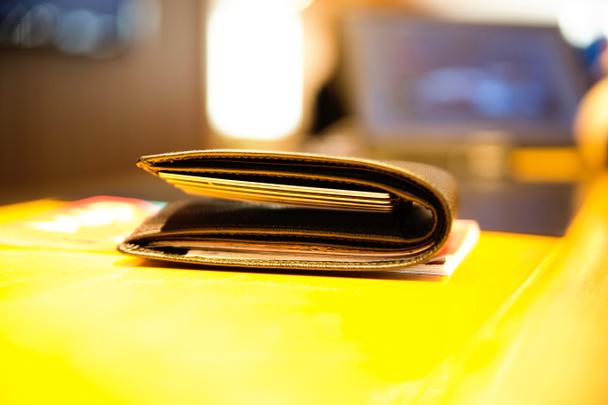 Elegante cartera de cuero para hombre marrón con tarjetas de crédito
 - Foto, Imagen