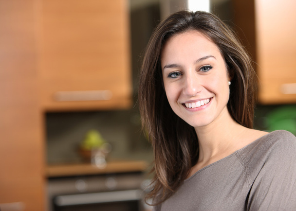 Portrait of young woman in kitchen - Zdjęcie, obraz