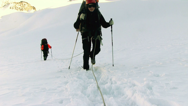 Ορειβάτες ανεβαίνουν στο βουνό - Πλάνα, βίντεο