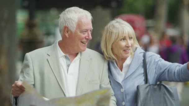 couple looking at map in the city - Footage, Video