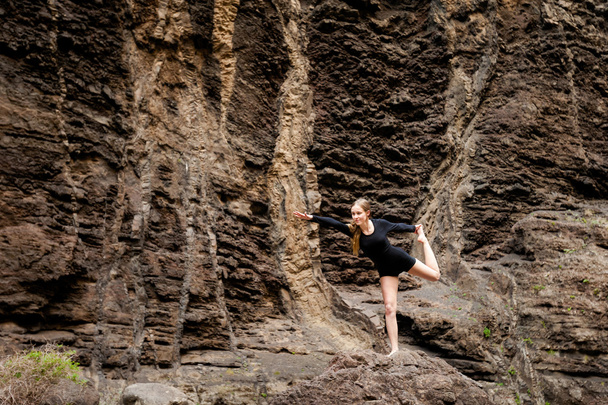 Sessão de ioga em rochas de Tenerife
 - Foto, Imagem