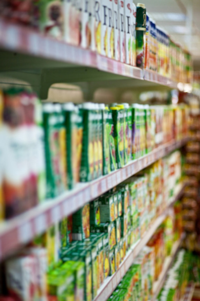 Shelves with juices in a supermarket. Bl - Foto, Imagen