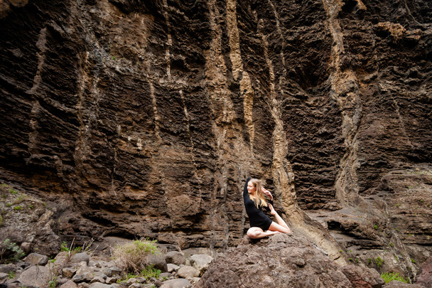 Sesión de yoga sobre rocas de Tenerife
 - Foto, Imagen