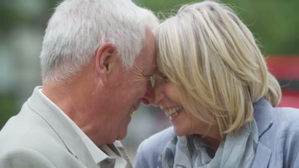 pareja compartir un beso al aire libre
 - Metraje, vídeo