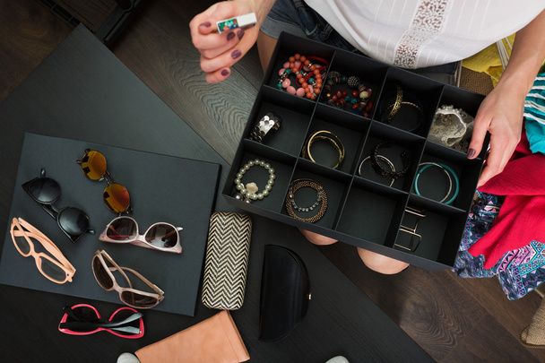 Woman with a box of accessories - Zdjęcie, obraz