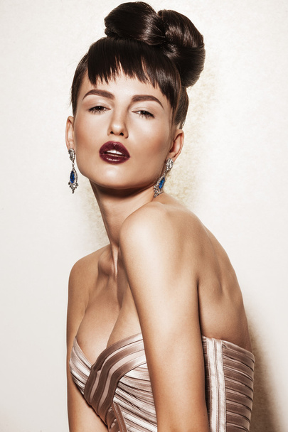 Portrait of gorgeous brunette with elegant makeup - Fotografie, Obrázek