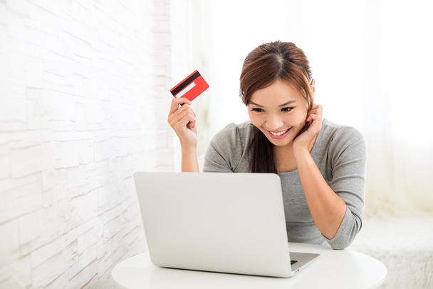 жінка насолоджується онлайн-покупками
 - Фото, зображення