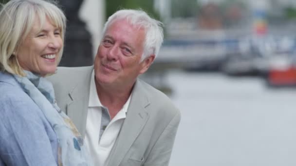 Paar steht am Ufer der Themse - Filmmaterial, Video