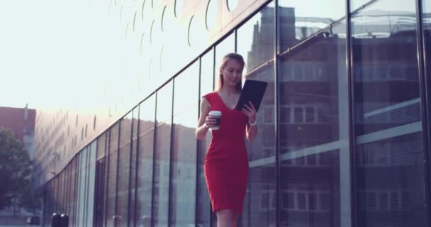 Geschäftsfrau mit digitalem Tablet zu Fuß - Filmmaterial, Video