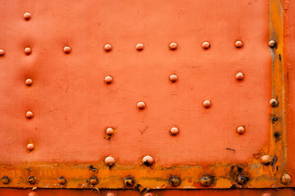 Старый поблекший красный металлический фон с шипами
 - Фото, изображение