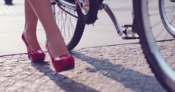 Sexy hembra acercándose bicicleta
 - Metraje, vídeo
